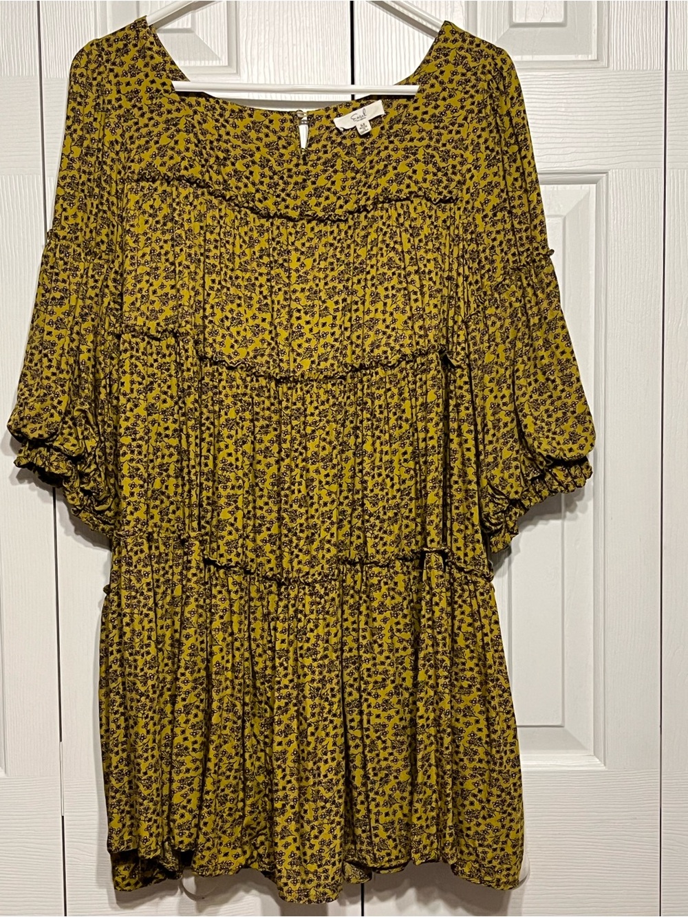 Boho style short floral dress. Olive w/ pink flowers. Size M.